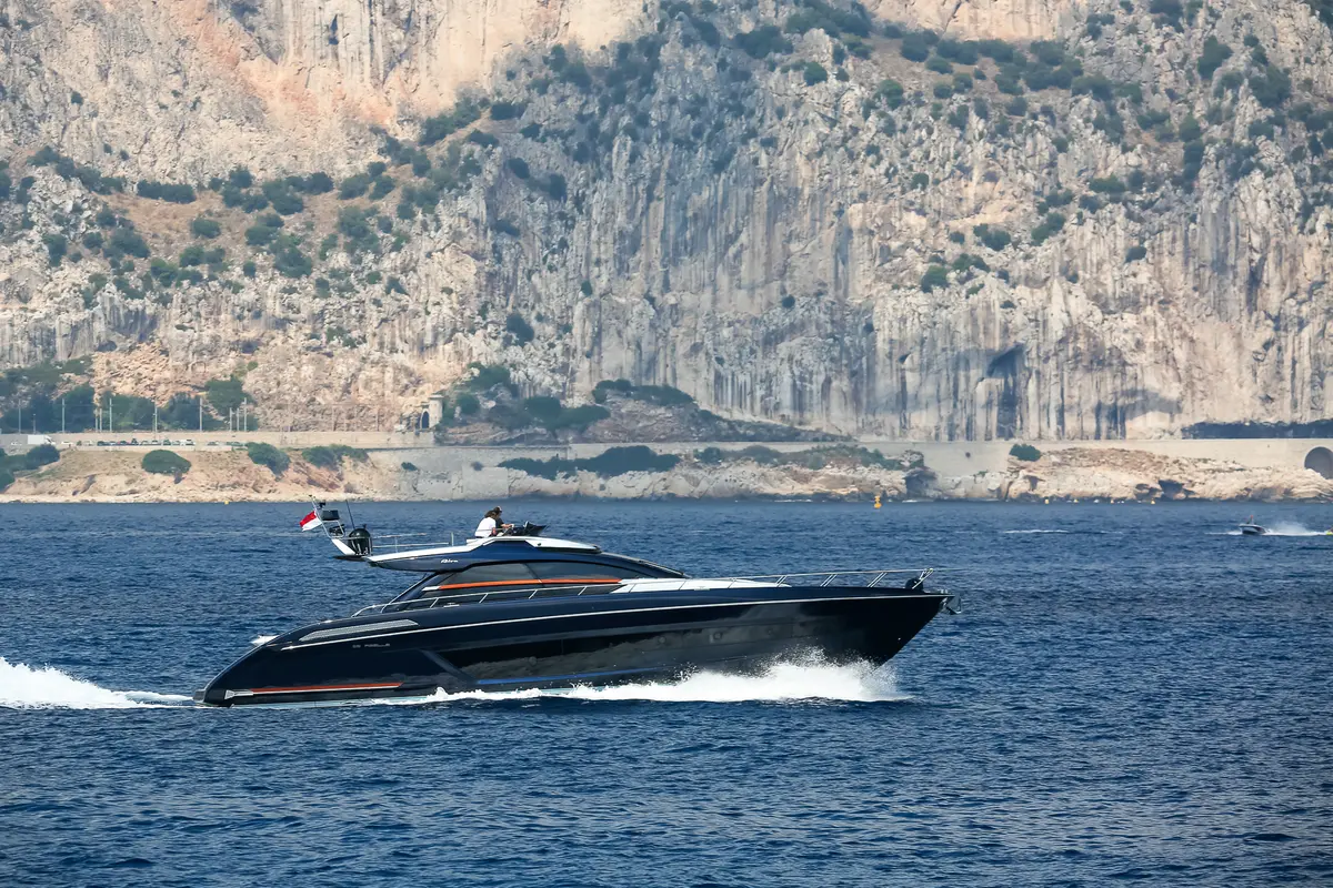 Ribelle 66, exterior — Alquiler De Yates Barcelona, Barcelona. Casco deportivo para días rápidos en la costa