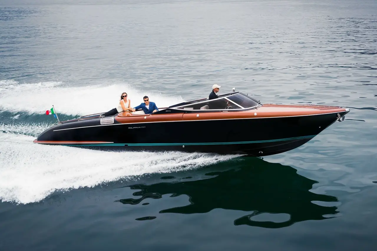 Riva Aquariva — Alquiler De Yates Barcelona, Barcelona. Caoba, velocidad y bahía al atardecer