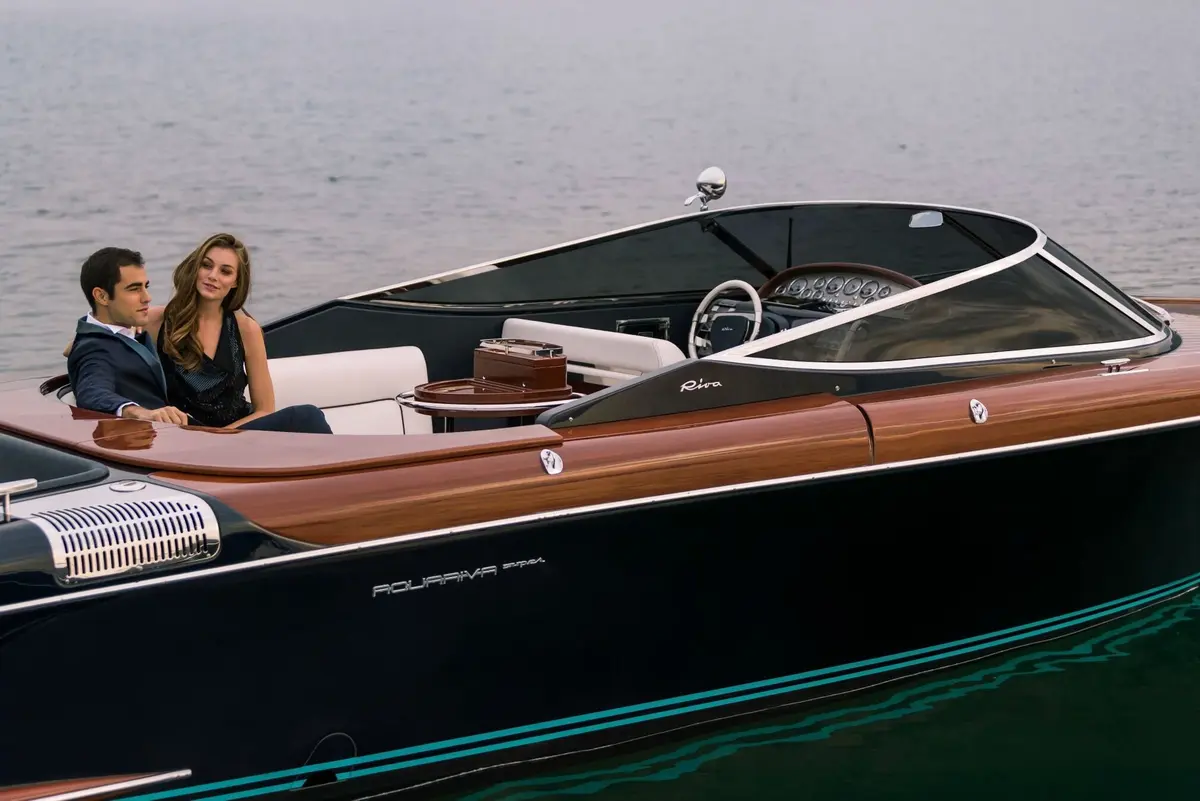 Riva Aquariva, exterior — Alquiler De Yates Barcelona, Barcelona. Caoba, velocidad y bahía al atardecer