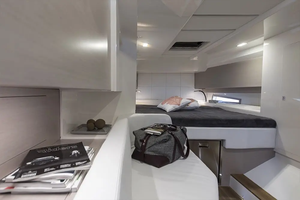 Sacs 47, salón — Alquiler De Yates Barcelona, Barcelona. Una lancha ágil para días activos frente a Sitges
