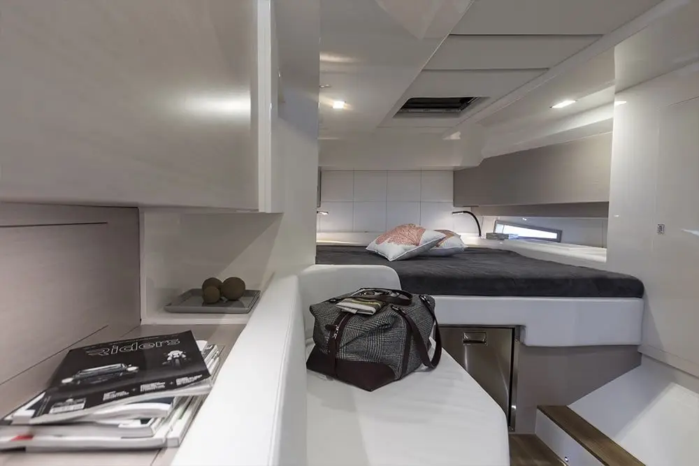 Sacs 47, salón — Alquiler De Yates Barcelona, Barcelona. Una lancha ágil para días activos frente a Sitges