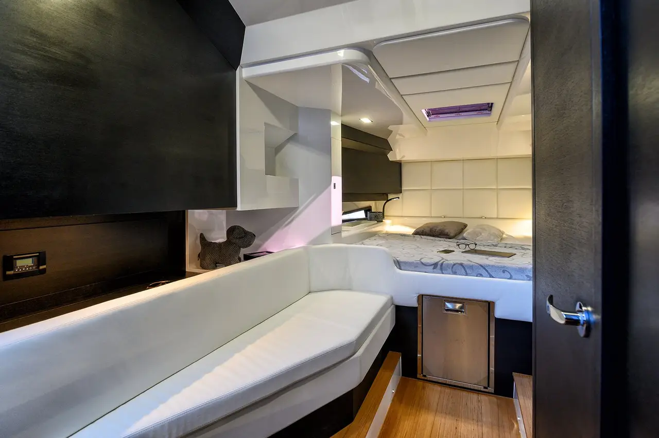 Sacs 47, flybridge — Alquiler De Yates Barcelona, Barcelona. Una lancha ágil para días activos frente a Sitges