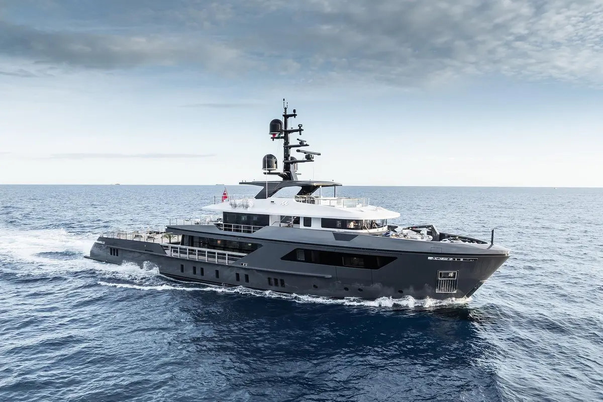 M — Alquiler De Yates Barcelona, Barcelona. Cinco camarotes y cubiertas amplias para rutas mediterráneas largas