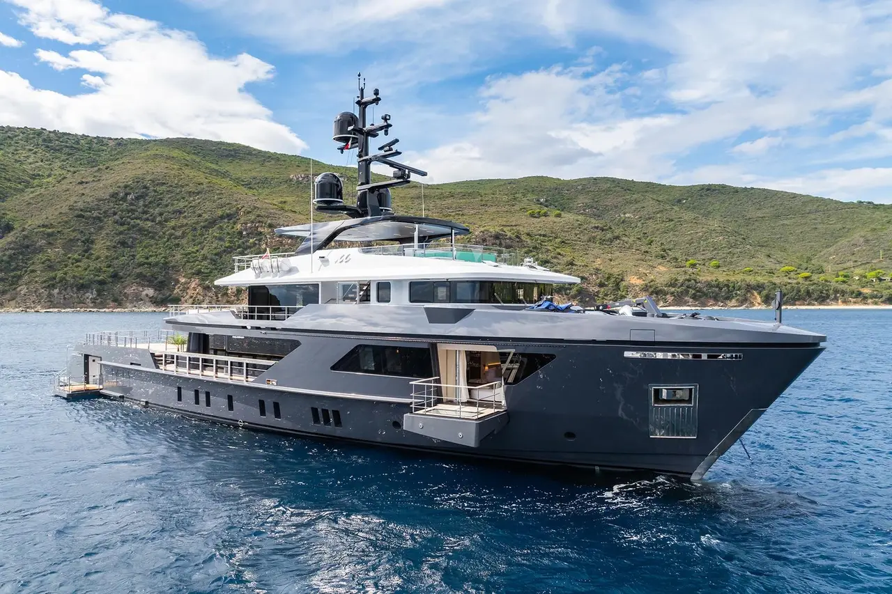 M, exterior — Alquiler De Yates Barcelona, Barcelona. Cinco camarotes y cubiertas amplias para rutas mediterráneas largas