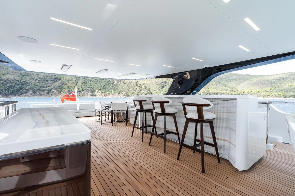 M, salón — Alquiler De Yates Barcelona, Barcelona. Cinco camarotes y cubiertas amplias para rutas mediterráneas largas