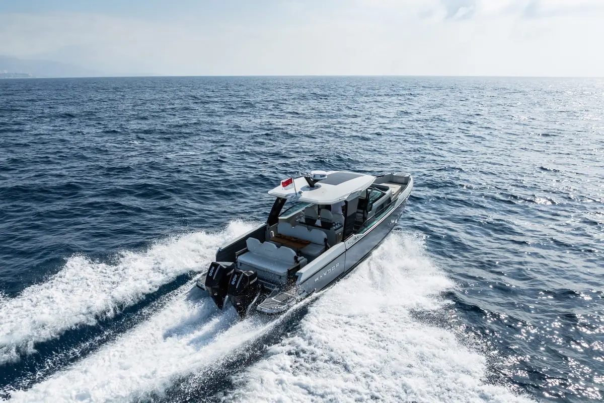 Saxdor 320, exterior — Alquiler De Yates Barcelona, Barcelona. Salidas rápidas por la bahía con amigos