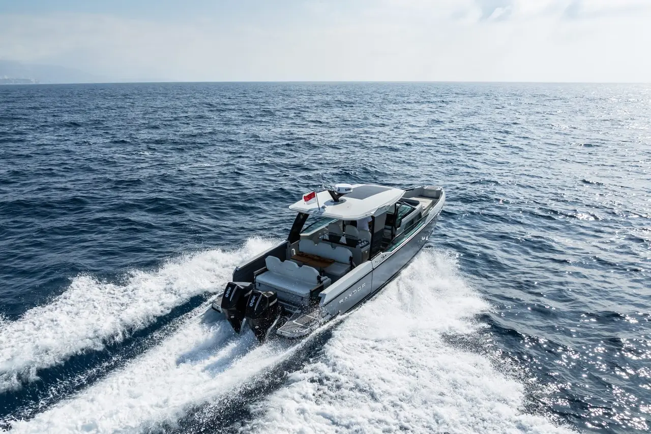 Saxdor 320, exterior — Alquiler De Yates Barcelona, Barcelona. Salidas rápidas por la bahía con amigos