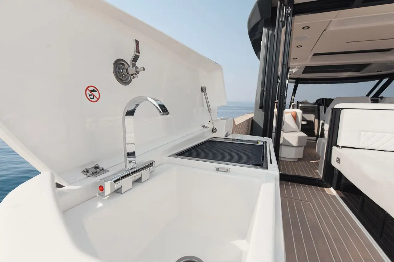 Saxdor 400 GTO, flybridge — Alquiler De Yates Barcelona, Barcelona. Casco walkaround y velocidad para la costa de Sitges