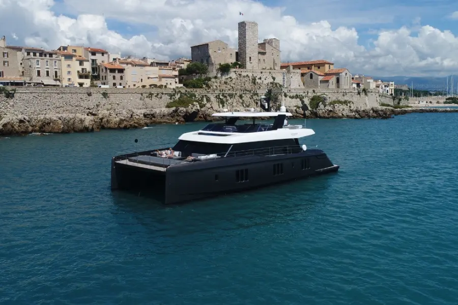 Sunreef 80 — Alquiler De Yates Barcelona, Barcelona. Catamarán estable para jornadas tranquilas frente a Sitges
