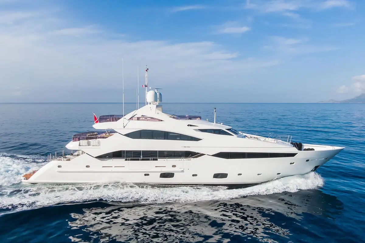 Thumper — Alquiler De Yates Barcelona, Barcelona. Cuarenta metros de casco Sunseeker rumbo a Sitges