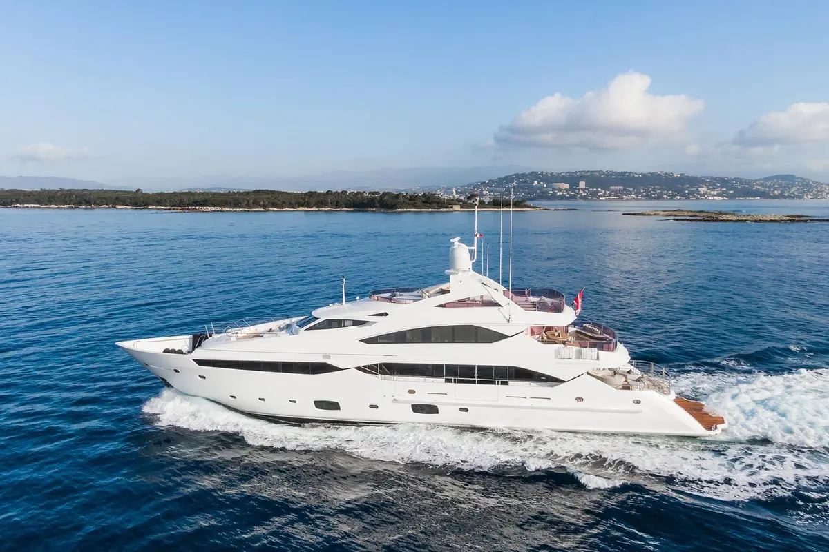 Thumper, exterior — Alquiler De Yates Barcelona, Barcelona. Cuarenta metros de casco Sunseeker rumbo a Sitges
