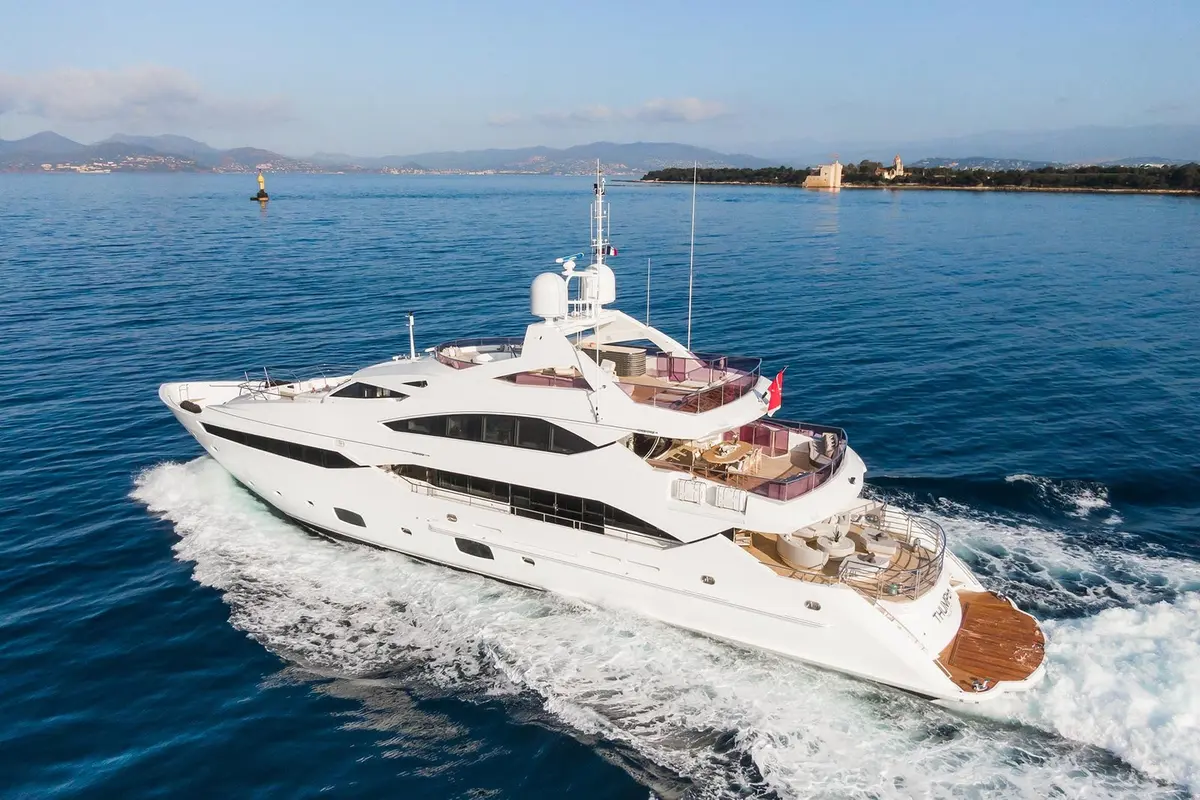 Thumper, cubierta de popa — Alquiler De Yates Barcelona, Barcelona. Cuarenta metros de casco Sunseeker rumbo a Sitges