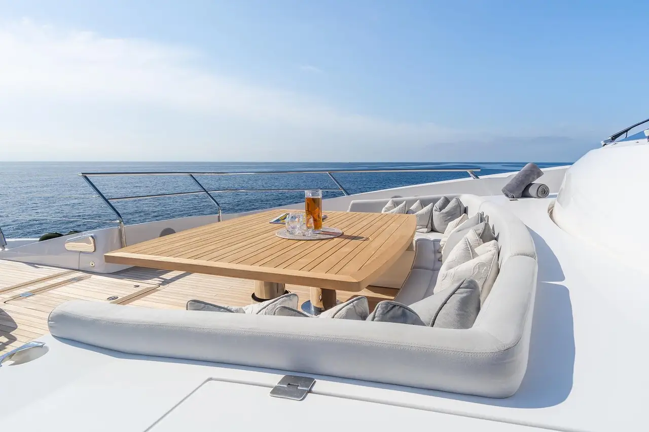 Thumper, camarote principal — Alquiler De Yates Barcelona, Barcelona. Cuarenta metros de casco Sunseeker rumbo a Sitges