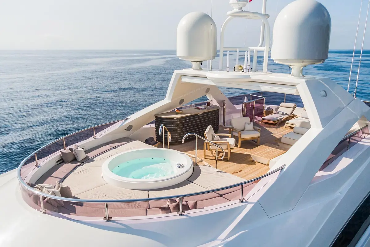 Thumper, flybridge — Alquiler De Yates Barcelona, Barcelona. Cuarenta metros de casco Sunseeker rumbo a Sitges