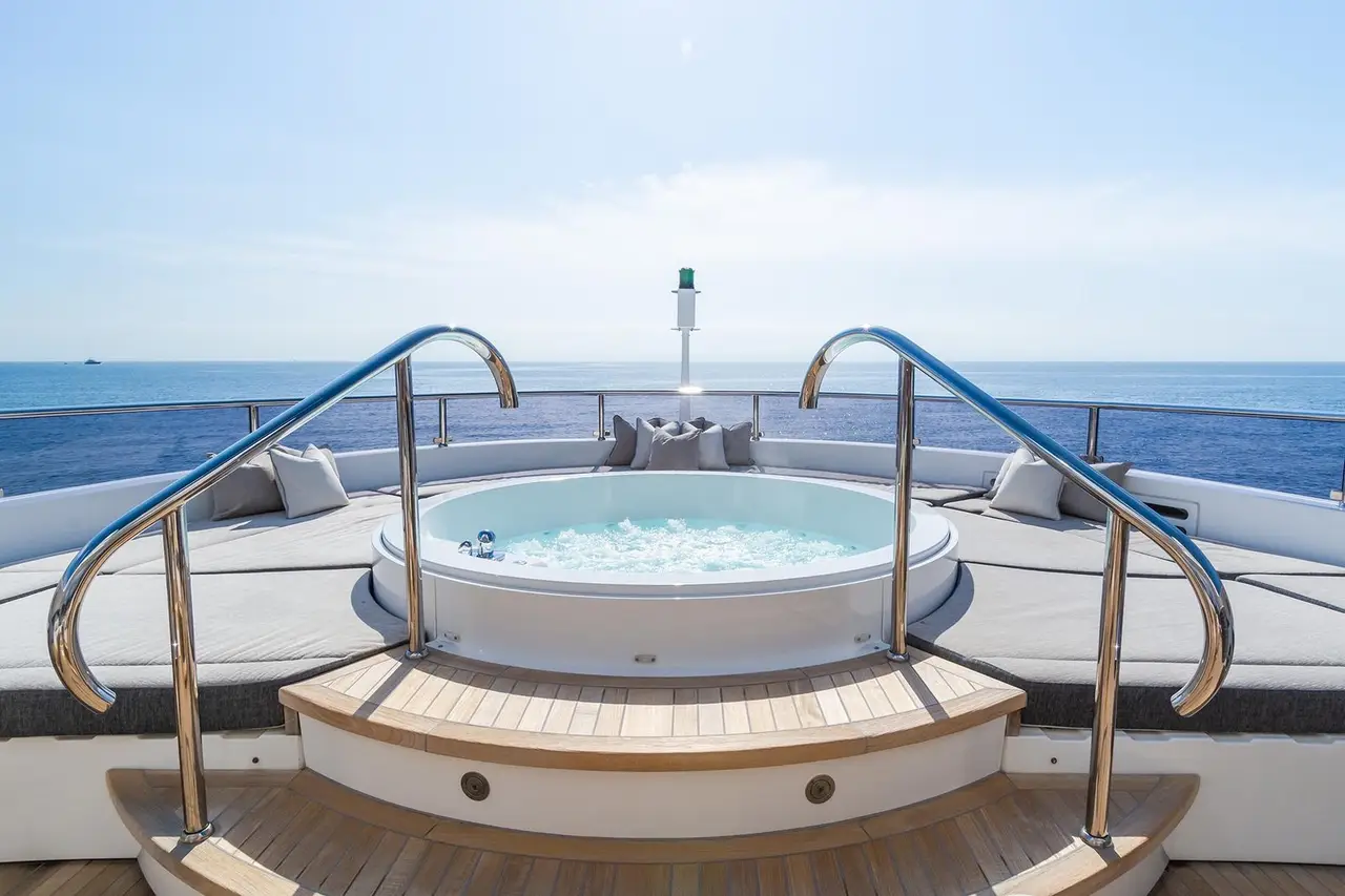 Thumper, exterior — Alquiler De Yates Barcelona, Barcelona. Cuarenta metros de casco Sunseeker rumbo a Sitges
