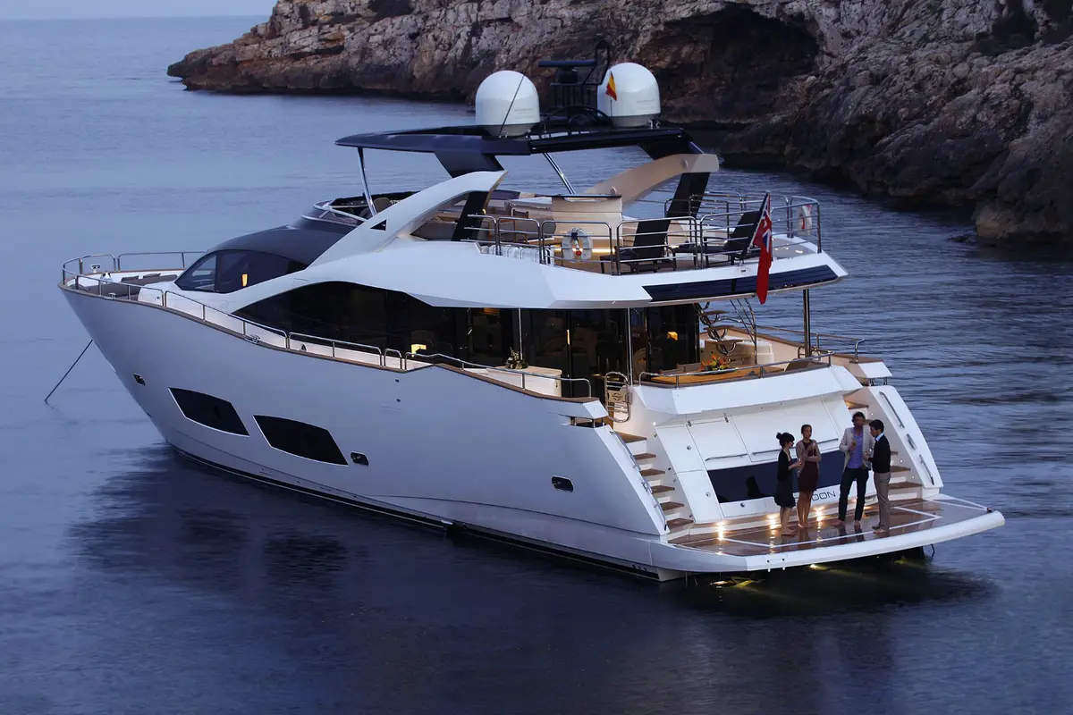 Sunseeker 28, exterior — Alquiler De Yates Barcelona, Barcelona. Casco deportivo británico para días activos en la bahía
