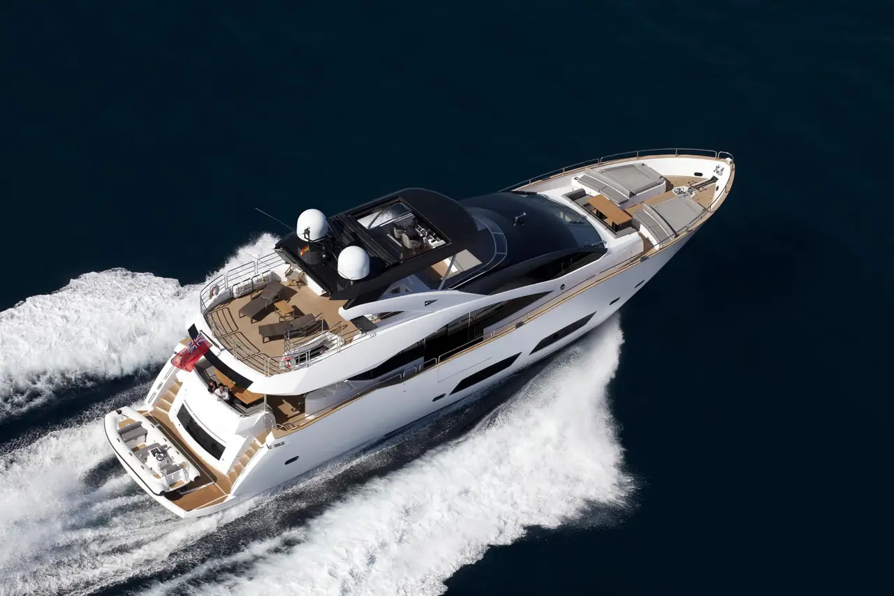 Sunseeker 28, cubierta de popa — Alquiler De Yates Barcelona, Barcelona. Casco deportivo británico para días activos en la bahía