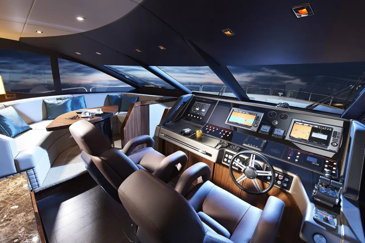 Sunseeker 28, salón — Alquiler De Yates Barcelona, Barcelona. Casco deportivo británico para días activos en la bahía