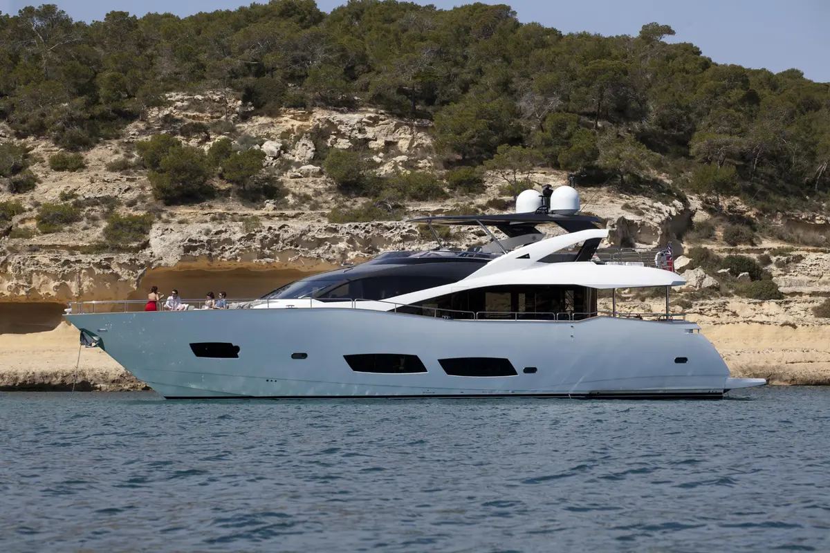 Sunseeker 28, camarote principal — Alquiler De Yates Barcelona, Barcelona. Casco deportivo británico para días activos en la bahía