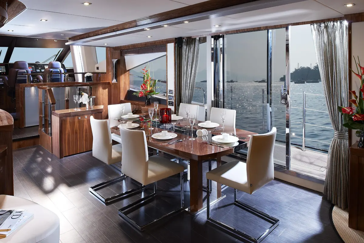 Sunseeker 28, flybridge — Alquiler De Yates Barcelona, Barcelona. Casco deportivo británico para días activos en la bahía