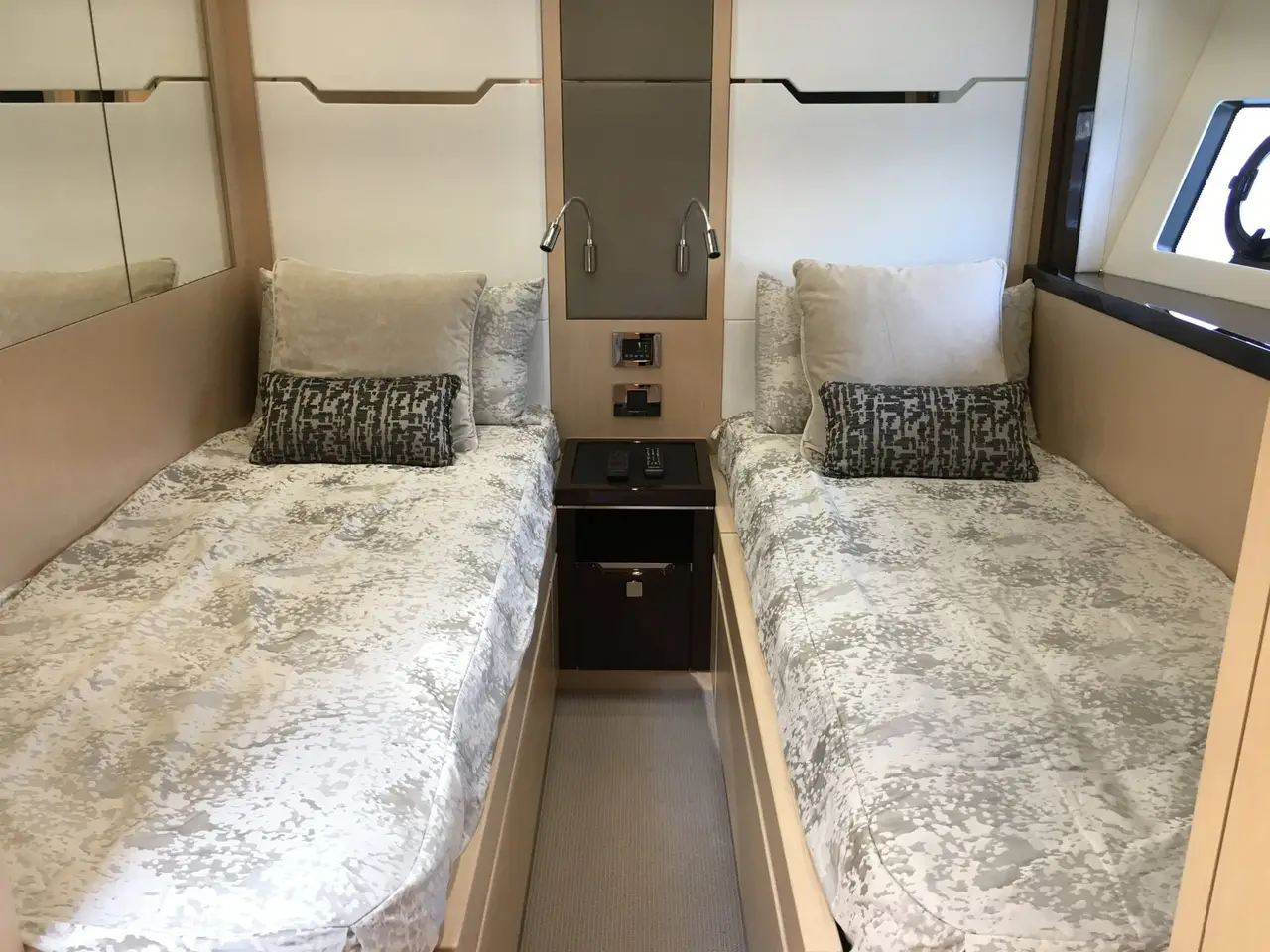Sunseeker 68, exterior — Alquiler De Yates Barcelona, Barcelona. Rumbo a Sitges con doce invitados y tres camarotes