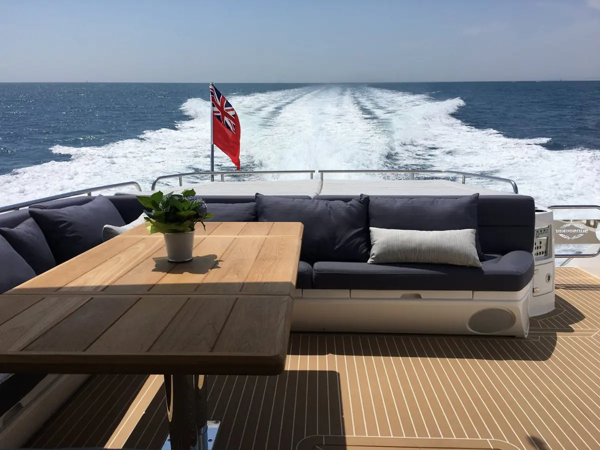 Sunseeker 68, cubierta de popa — Alquiler De Yates Barcelona, Barcelona. Rumbo a Sitges con doce invitados y tres camarotes