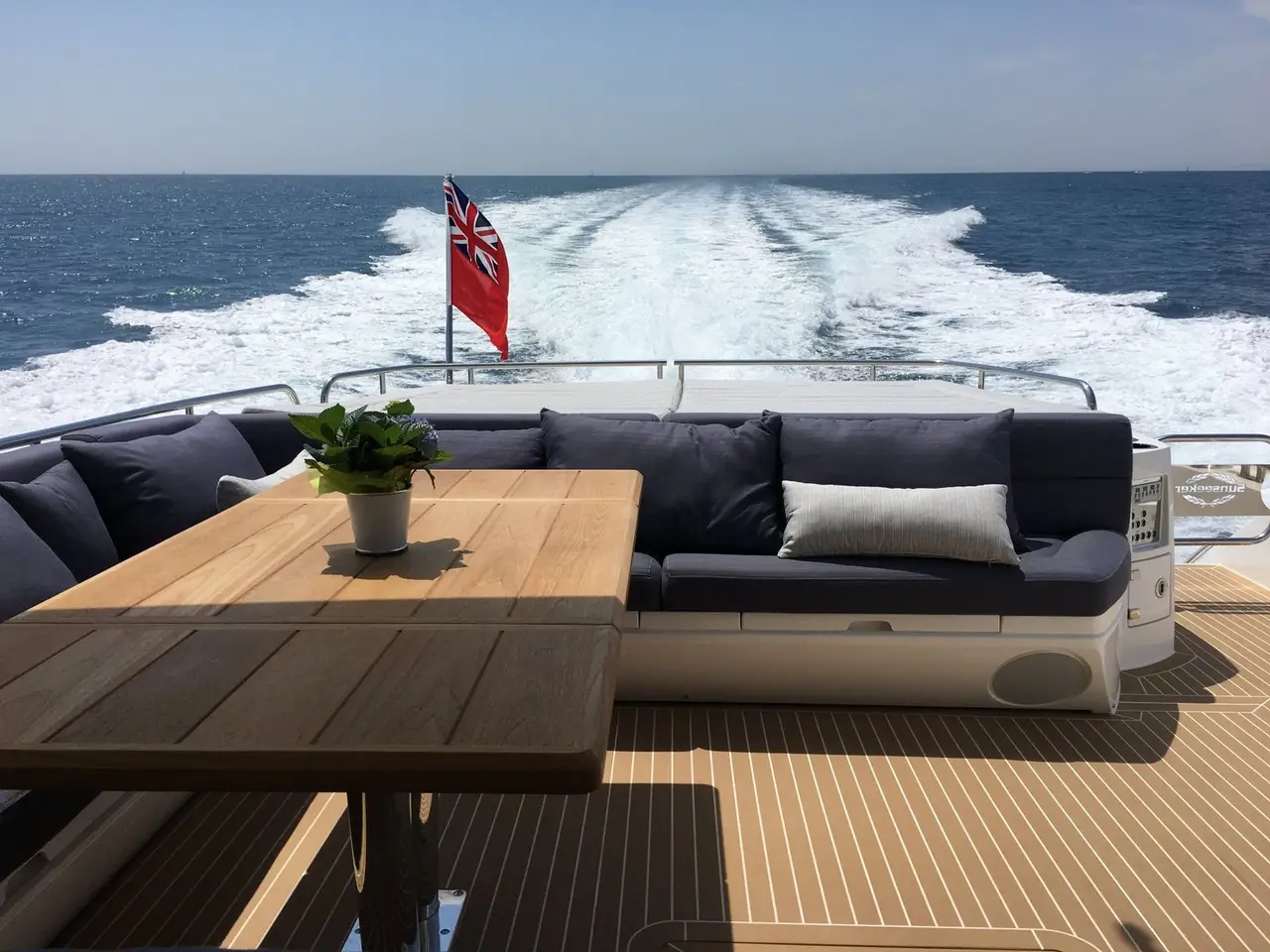 Sunseeker 68, cubierta de popa — Alquiler De Yates Barcelona, Barcelona. Rumbo a Sitges con doce invitados y tres camarotes
