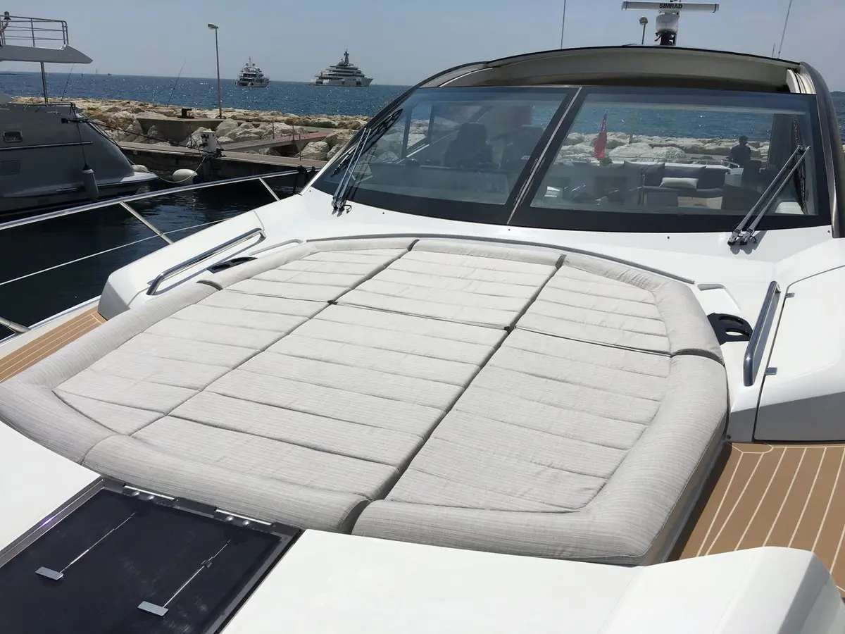 Sunseeker 68, camarote principal — Alquiler De Yates Barcelona, Barcelona. Rumbo a Sitges con doce invitados y tres camarotes