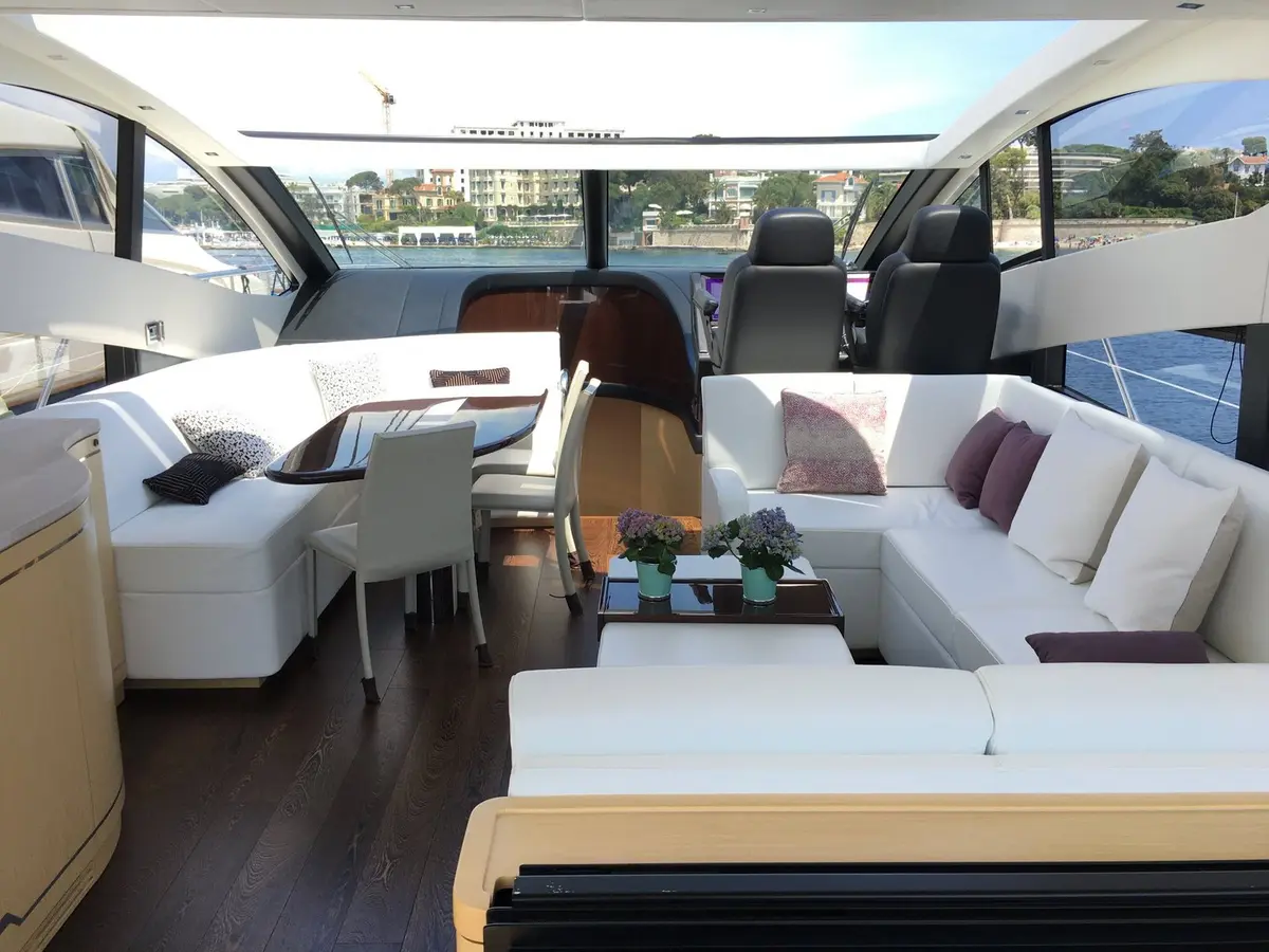 Sunseeker 68, flybridge — Alquiler De Yates Barcelona, Barcelona. Rumbo a Sitges con doce invitados y tres camarotes