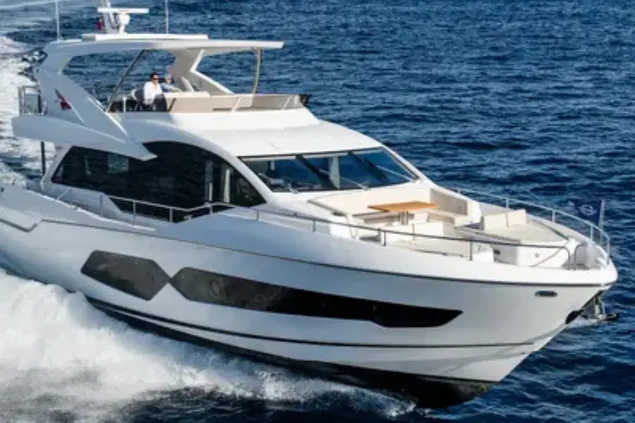Sunseeker 76, exterior — Alquiler De Yates Barcelona, Barcelona. Deportividad y baño rápido rumbo a Sitges