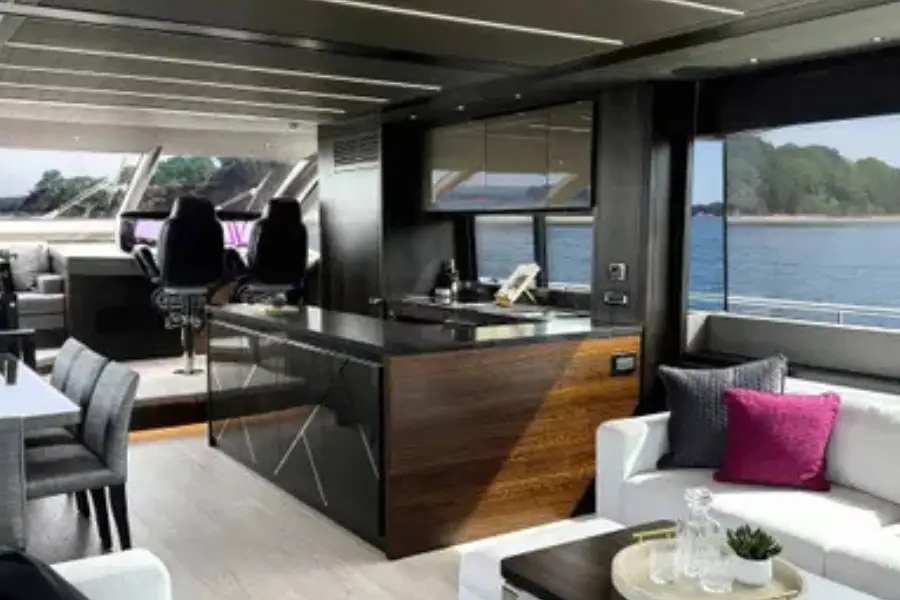 Sunseeker 76, cubierta principal — Alquiler De Yates Barcelona, Barcelona. Deportividad y baño rápido rumbo a Sitges