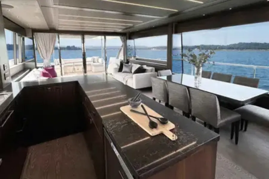 Sunseeker 76, cubierta de popa — Alquiler De Yates Barcelona, Barcelona. Deportividad y baño rápido rumbo a Sitges