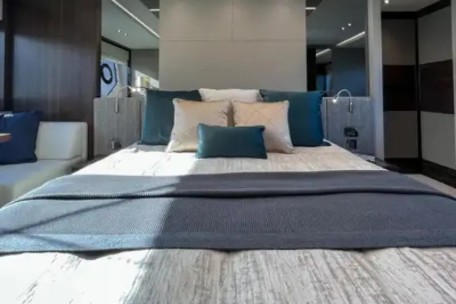 Sunseeker 76, salón — Alquiler De Yates Barcelona, Barcelona. Deportividad y baño rápido rumbo a Sitges