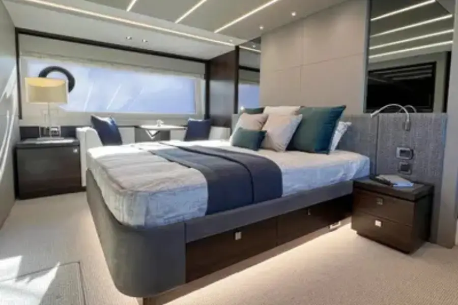 Sunseeker 76, camarote principal — Alquiler De Yates Barcelona, Barcelona. Deportividad y baño rápido rumbo a Sitges