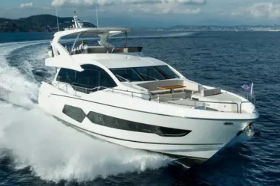 Sunseeker 76, flybridge — Alquiler De Yates Barcelona, Barcelona. Deportividad y baño rápido rumbo a Sitges