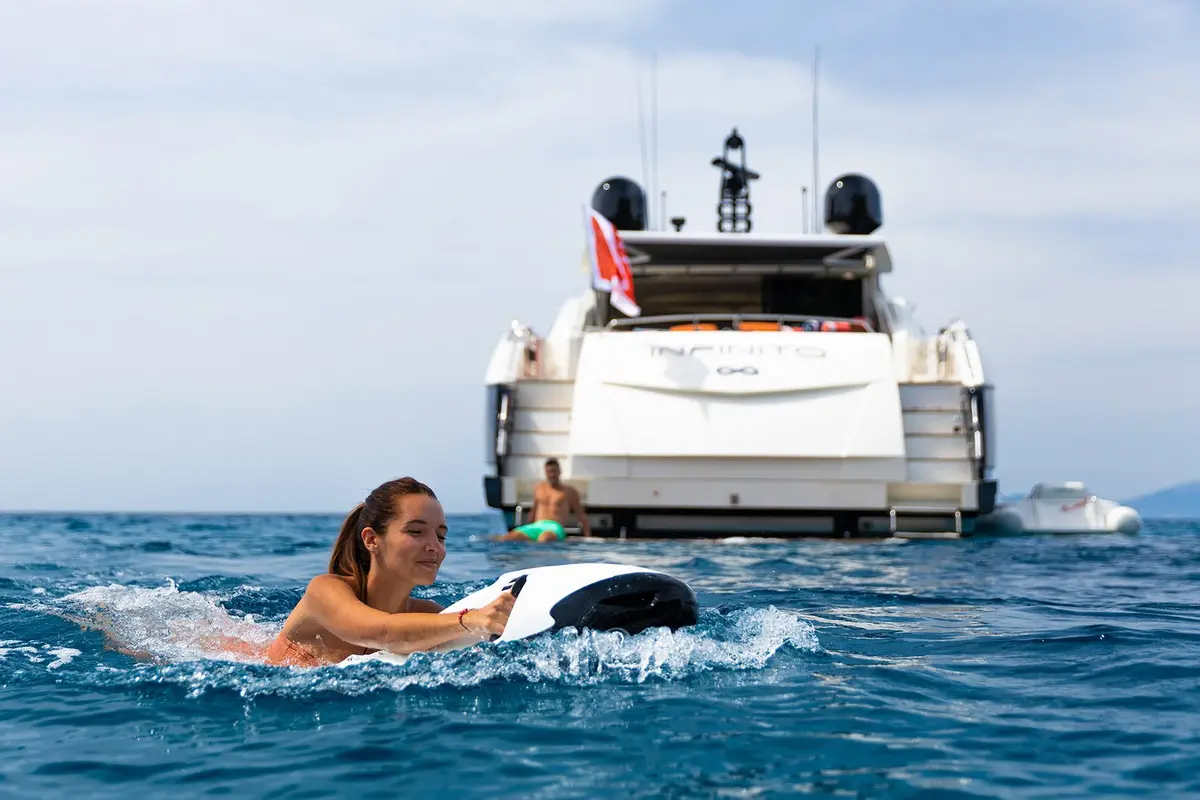 Sunseeker 76, exterior — Alquiler De Yates Barcelona, Barcelona. Deportividad y baño rápido rumbo a Sitges