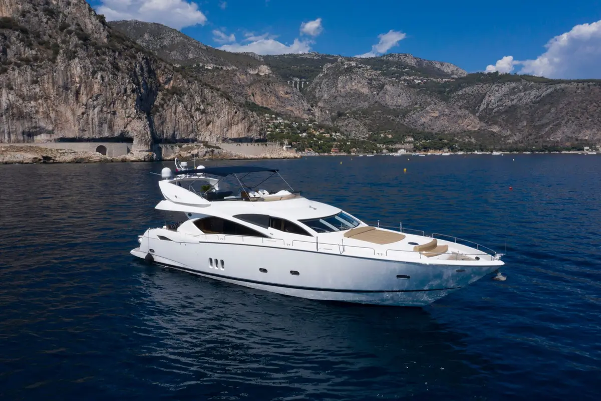 Sunseeker 82, exterior — Alquiler De Yates Barcelona, Barcelona. Cuatro camarotes y una tarde tranquila frente a Sitges