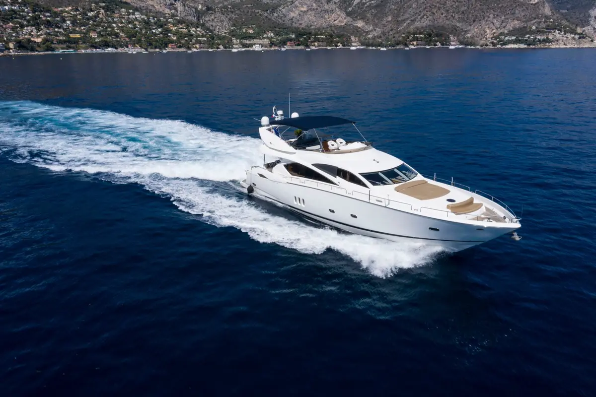 Sunseeker 82, cubierta principal — Alquiler De Yates Barcelona, Barcelona. Cuatro camarotes y una tarde tranquila frente a Sitges