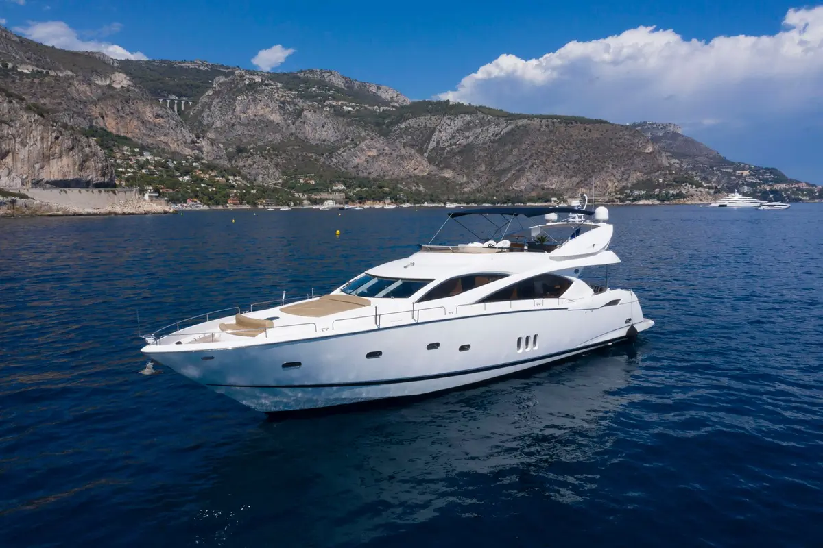 Sunseeker 82, cubierta de popa — Alquiler De Yates Barcelona, Barcelona. Cuatro camarotes y una tarde tranquila frente a Sitges