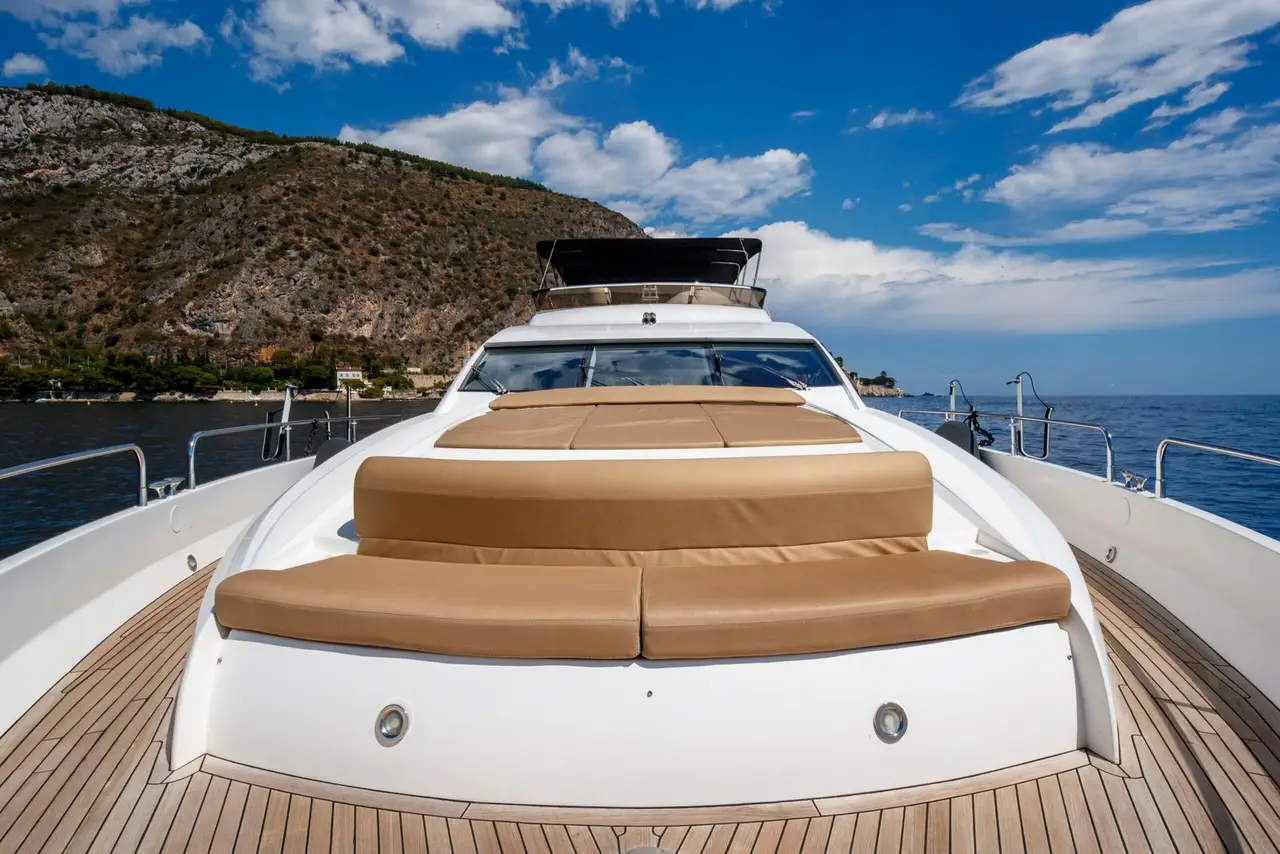 Sunseeker 82, salón — Alquiler De Yates Barcelona, Barcelona. Cuatro camarotes y una tarde tranquila frente a Sitges