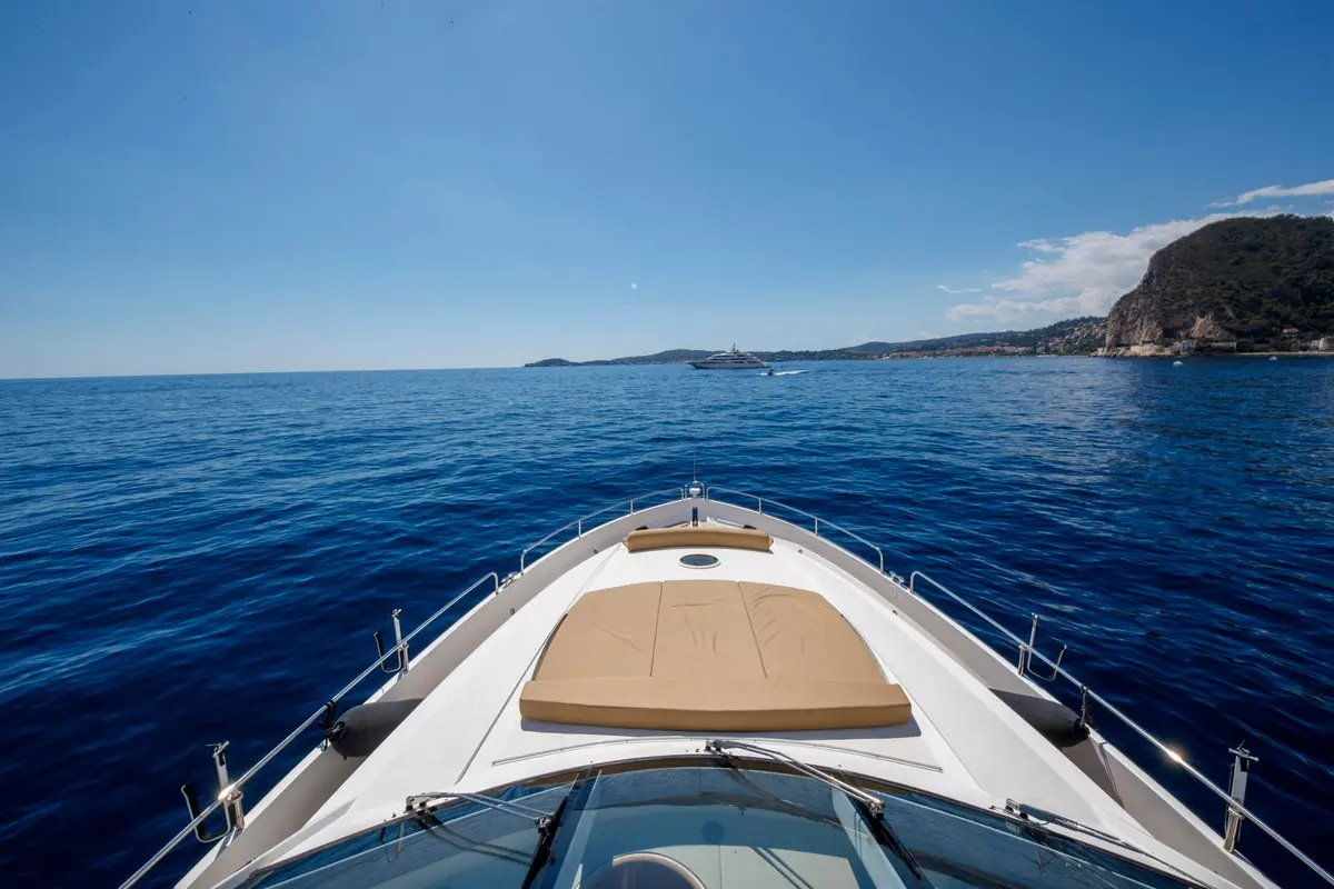 Sunseeker 82, camarote principal — Alquiler De Yates Barcelona, Barcelona. Cuatro camarotes y una tarde tranquila frente a Sitges