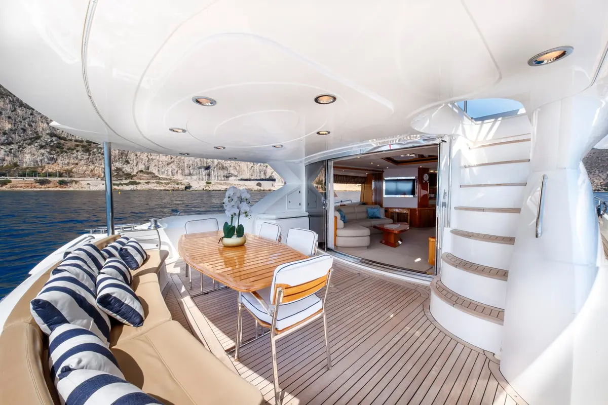 Sunseeker 82, flybridge — Alquiler De Yates Barcelona, Barcelona. Cuatro camarotes y una tarde tranquila frente a Sitges