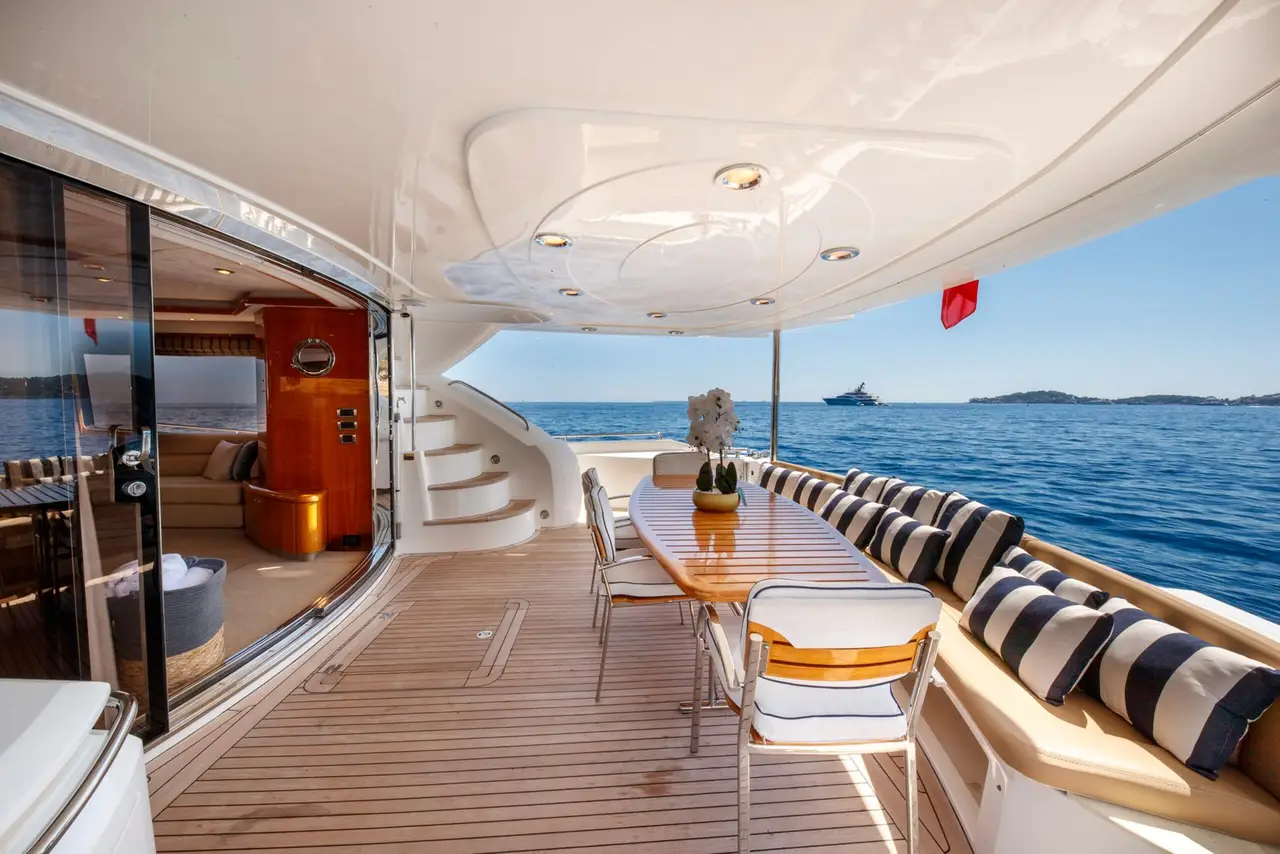 Sunseeker 82, exterior — Alquiler De Yates Barcelona, Barcelona. Cuatro camarotes y una tarde tranquila frente a Sitges