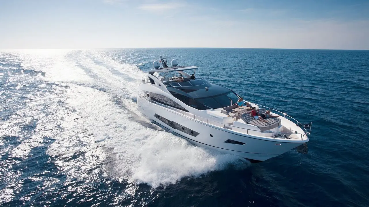 Sunseeker 86, exterior — Alquiler De Yates Barcelona, Barcelona. Cuatro camarotes y cubierta amplia para rutas costeras