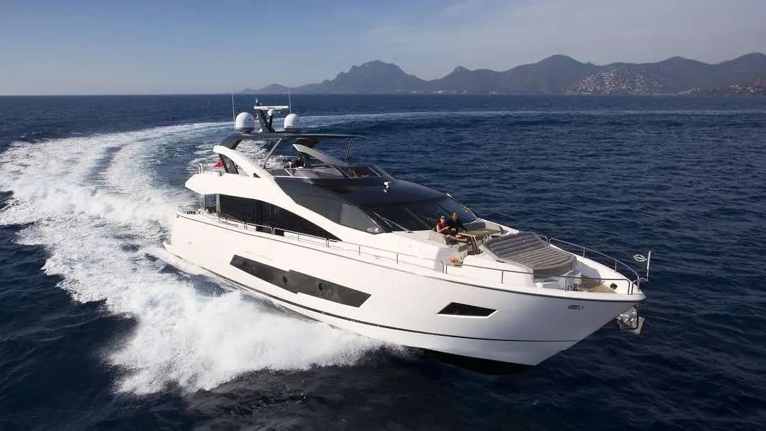 Sunseeker 86, cubierta principal — Alquiler De Yates Barcelona, Barcelona. Cuatro camarotes y cubierta amplia para rutas costeras