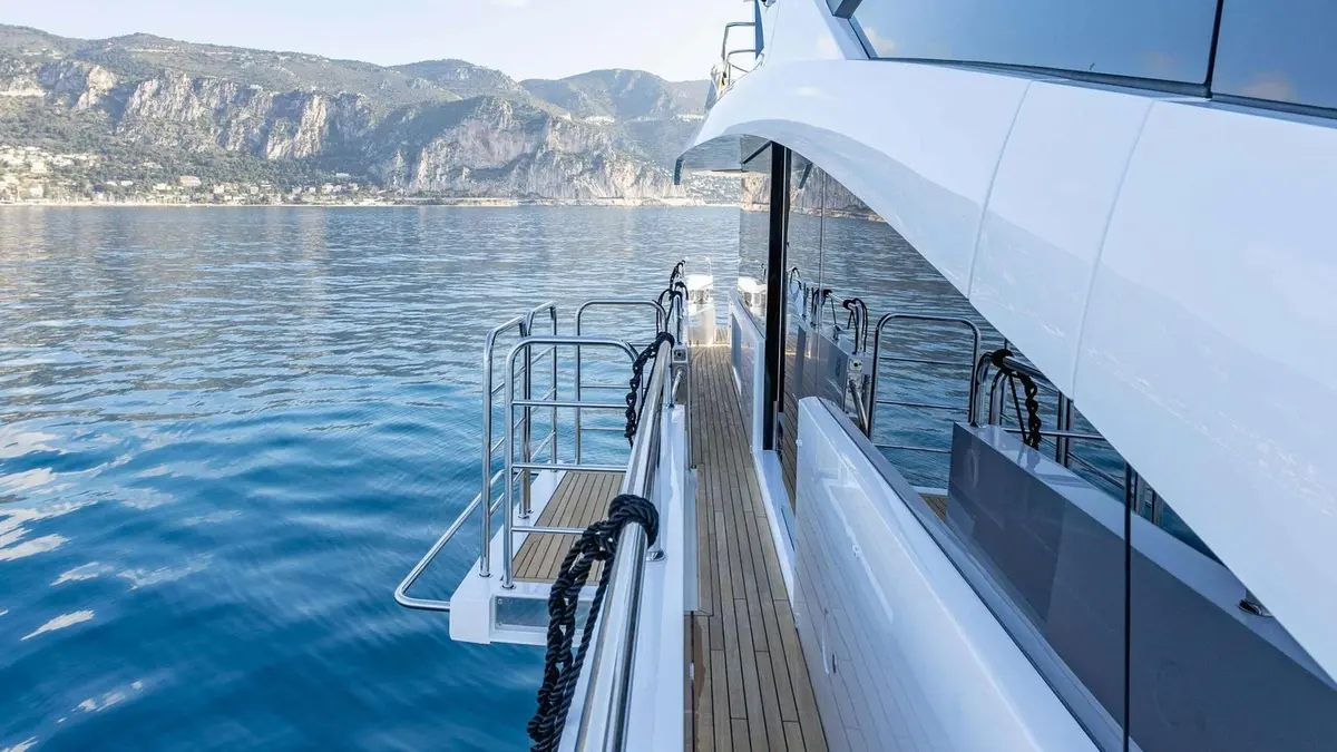 Sunseeker 86, cubierta de popa — Alquiler De Yates Barcelona, Barcelona. Cuatro camarotes y cubierta amplia para rutas costeras