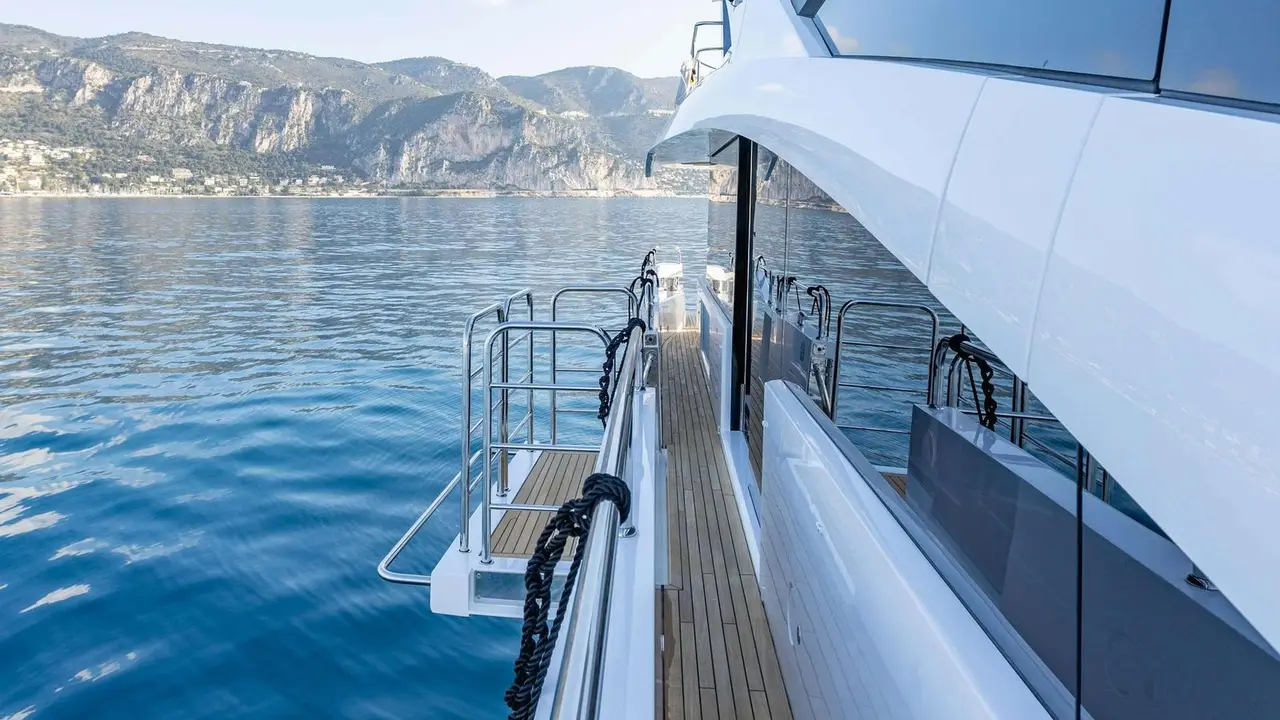 Sunseeker 86, salón — Alquiler De Yates Barcelona, Barcelona. Cuatro camarotes y cubierta amplia para rutas costeras