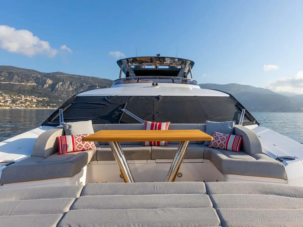 Sunseeker 86, camarote principal — Alquiler De Yates Barcelona, Barcelona. Cuatro camarotes y cubierta amplia para rutas costeras