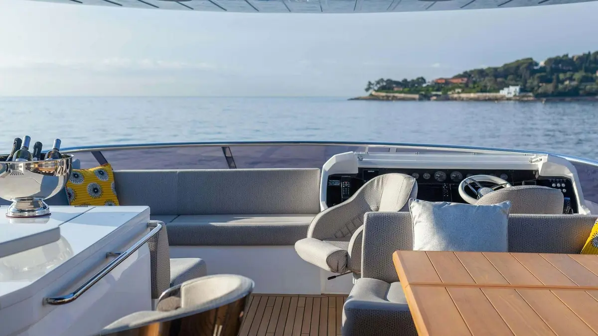 Sunseeker 86, flybridge — Alquiler De Yates Barcelona, Barcelona. Cuatro camarotes y cubierta amplia para rutas costeras