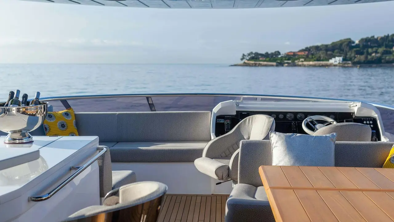 Sunseeker 86, exterior — Alquiler De Yates Barcelona, Barcelona. Cuatro camarotes y cubierta amplia para rutas costeras